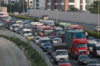 Mật độ dày đặc của các phương tiện giao thông tại cửa ngõ phía Nam Hà Nội