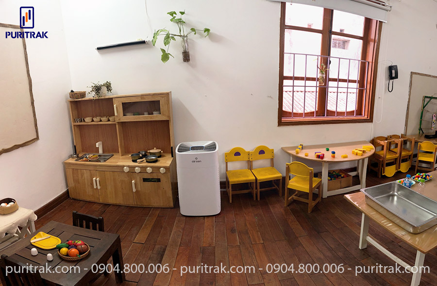 May lọc không khí của Puritrak được lắp đặt tại các phòng học của trường SLH