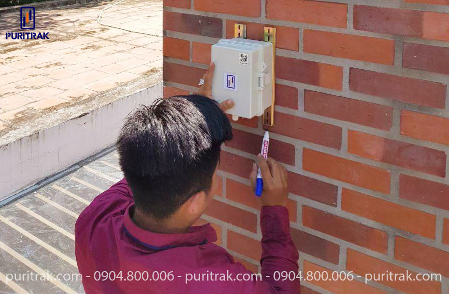 Nhân viên kỹ thuật của Puritrak đến trường SLH lắp đặt thiết bị đo chất lượng không khí