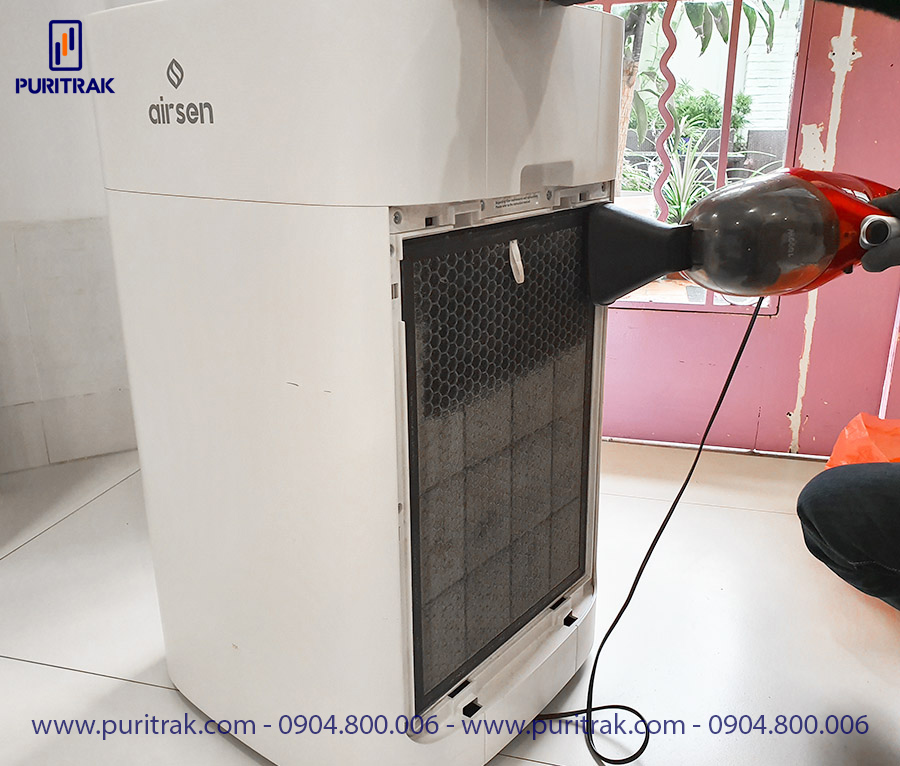 Clean the air purifier's activated carbon filter with a vacuum cleaner